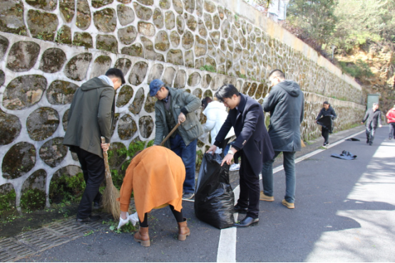 井冈山职工教育培训中心与桐木岭路社区开展学雷锋志愿服务共建活动492.png